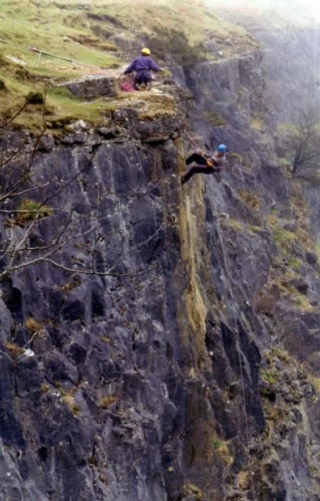  Rápel por un acantilado 